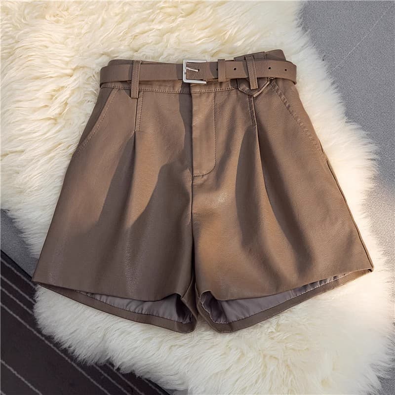 プリーツベルト付きレザー調ショートパンツ