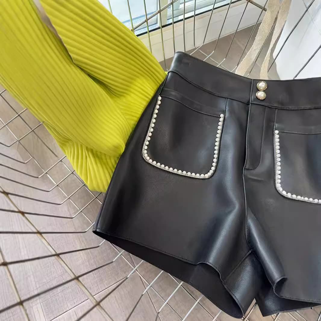パール飾り付きレザーショートパンツ