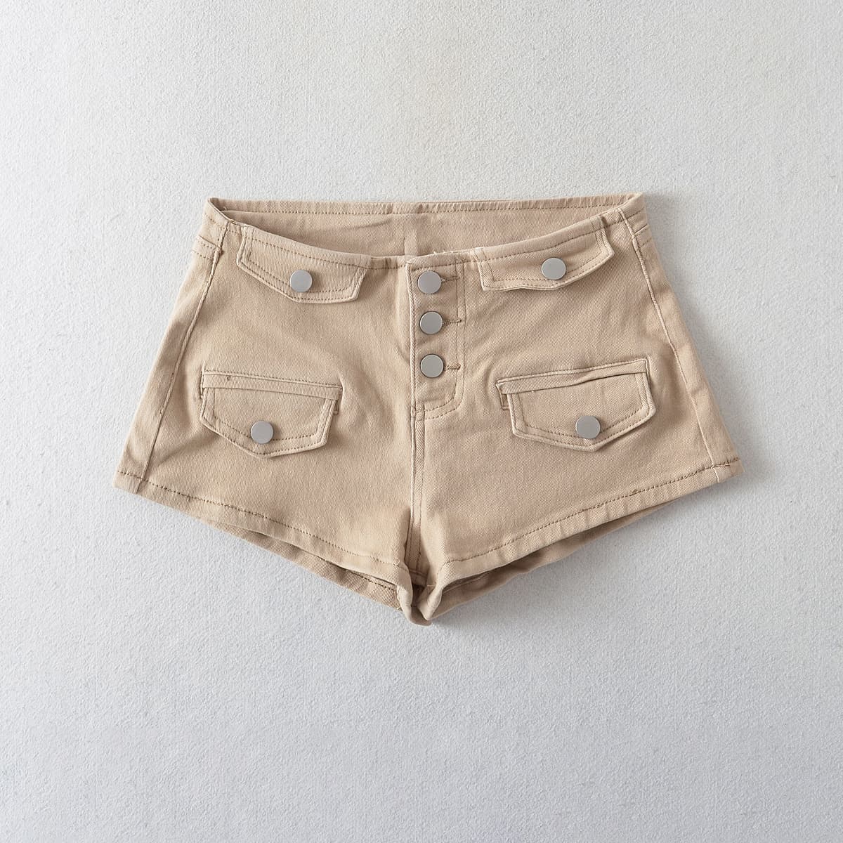 ボタン飾りハイウエストショートパンツ