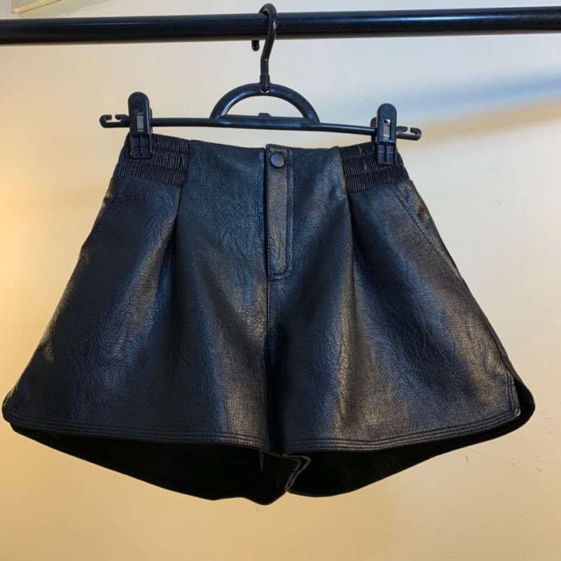 フレアデザイン合皮ショートパンツ