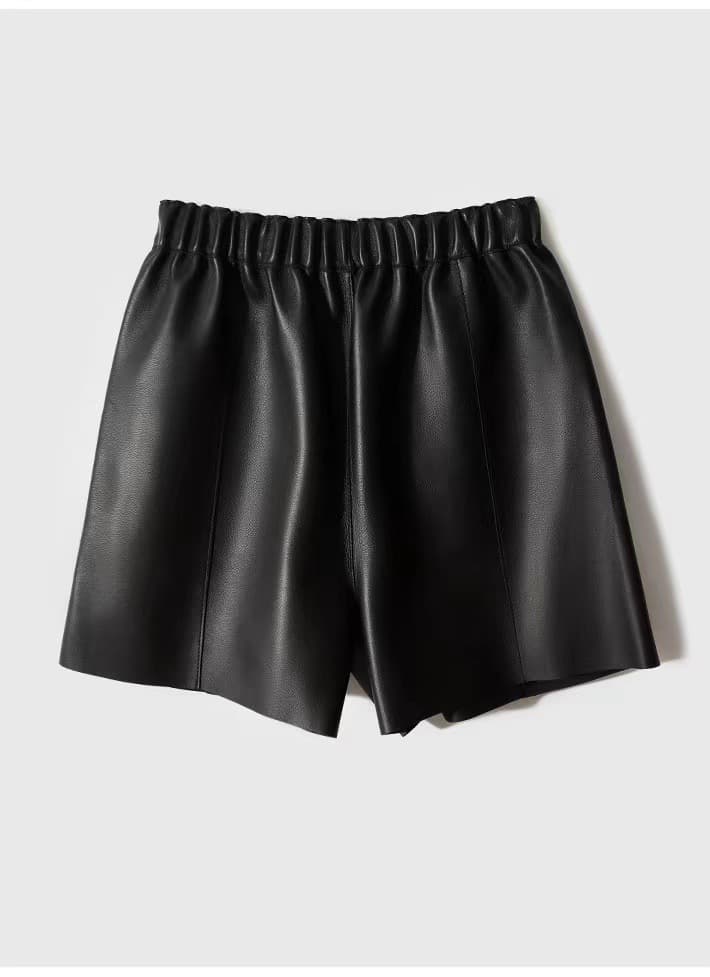 シンプル革調プリーツショートパンツ