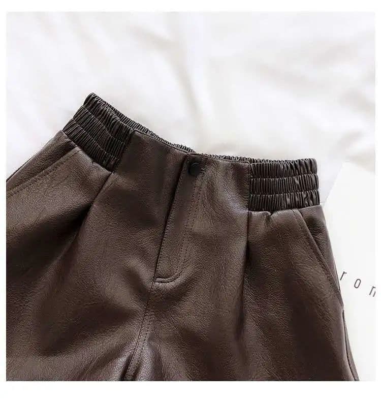 フレアデザイン合皮ショートパンツ
